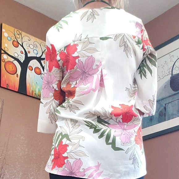 Beautiful blouse - Picture 6 of 7